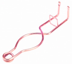 Lot de 2 pièges à taupe à main en métal pour jardin, conditionnés sur carte.