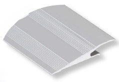 Rampe d'accès en aluminium incolore percée de 2.70m pour sols de 5 à 7mm, avec trous pré-percés pour fixation.