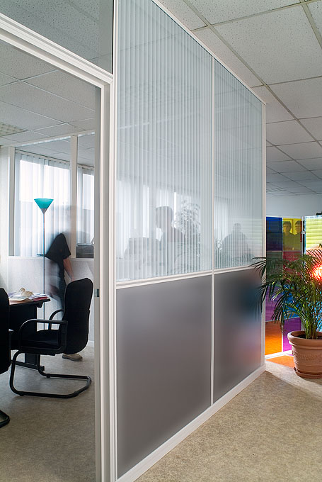 Film de couleur opaque gris rouleau de 1.52 m x 10 m pour vitrage, offrant intimité et réduction de l'éblouissement.