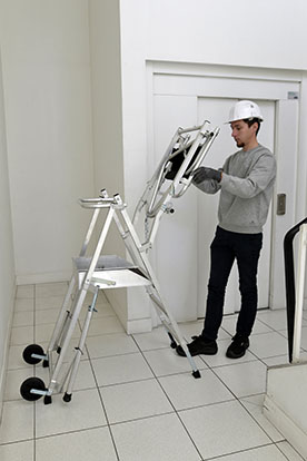 Plateforme roulante Dahu 4/5 marches individuelle pour travaux de bâtiment, avec garde-corps et roulettes pivotantes.