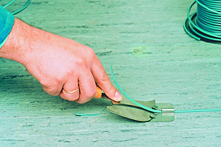 Pré-arasement avec le guide d'arasement [*** Lorsque le cordon sera froid, on réalisera l'arasement définitif avec le couteau de lune uniquement. ***]