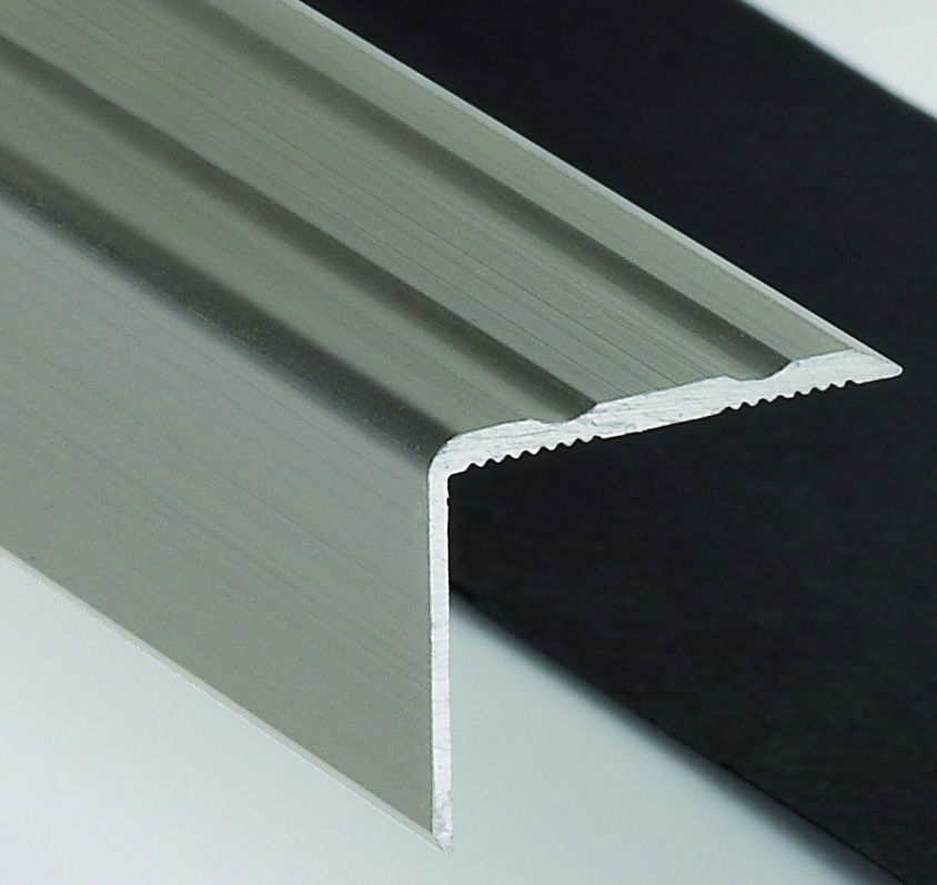 Nez de marches profil équerre en aluminium titane, avec dessus strié antidérapant, 25x20 mm, longueur 2.50 m