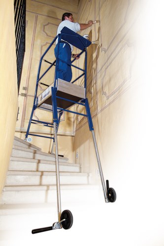 Plateforme individuelle Hélis pour le bâtiment, avec garde-corps et roulettes.