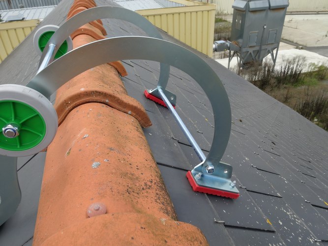 Crochets en bois robustes pour échelles de couvreurs, assurant une fixation stable et sécurisée sur les toits.