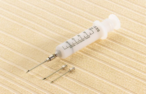 Seringue à colle professionnelle avec 3 aiguilles de tailles différentes pour l'application et la pose de revêtements muraux.