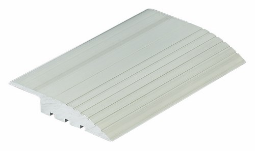 Rampe d'accès en aluminium brut de 62x8mm et 3 mètres de long pour la transition de sol