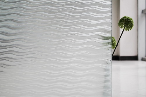 Film vitrostatique motif Houle 90 cm x 20 m pour fenêtre, offrant intimité et décoration sans colle.