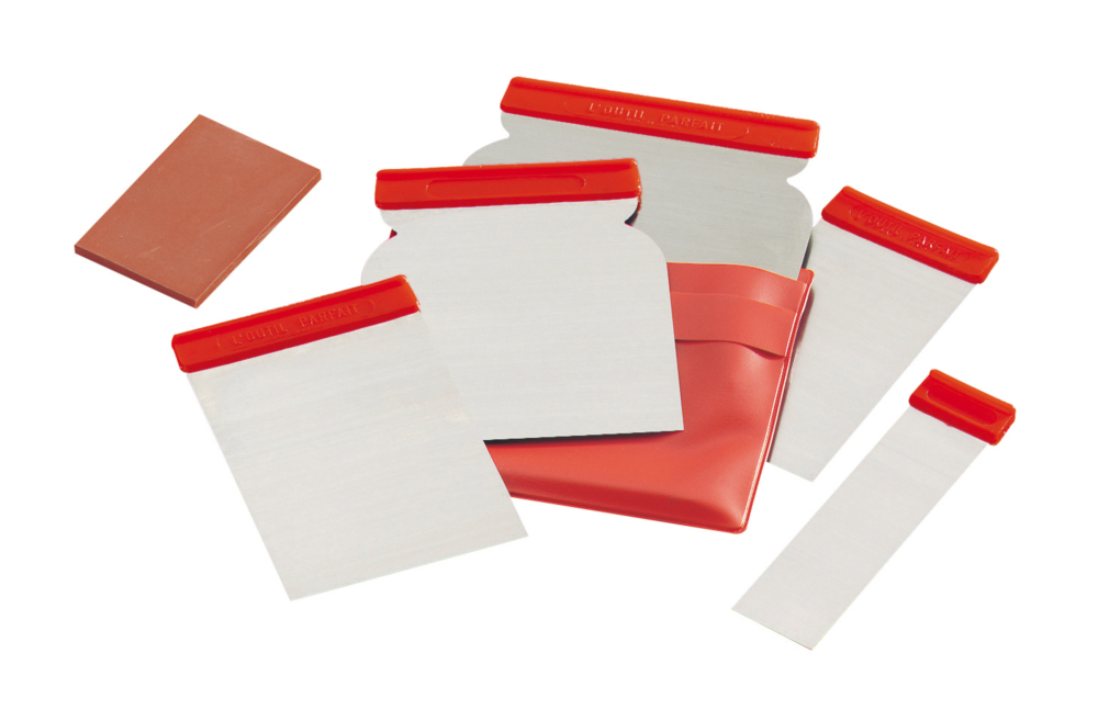 Trousse de 5 lames de carrossier en acier flexible et 1 cale à enduire, outils pour application de mastic et réparation automobile.