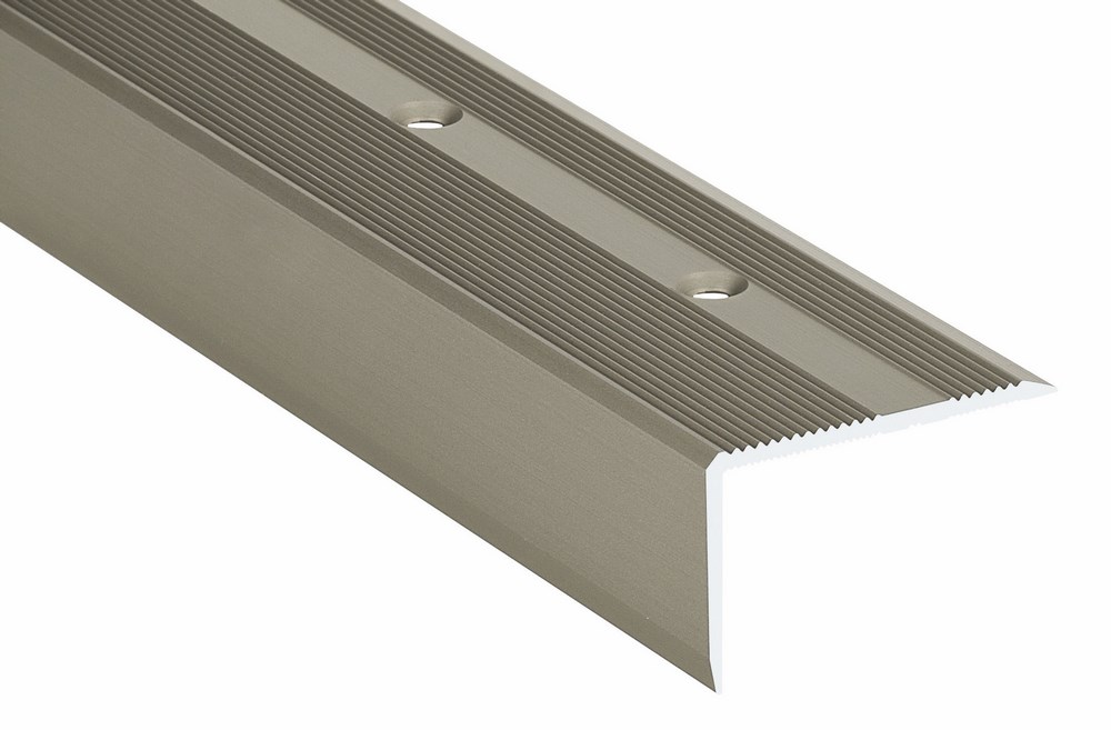 Nez de marche équerre antidérapant en aluminium finition titane avec dessus striés, profil 40x25 mm.