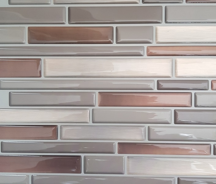 Carrelage adhésif 3D parement taupe aspect pierre pour une pose murale facile et rapide.
