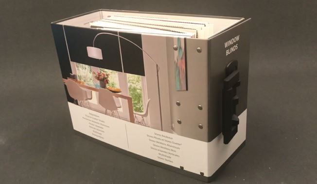 Valise d'échantillons Luxaflex pour stores de fenêtre, présentant des nuanciers et matériaux de collection.