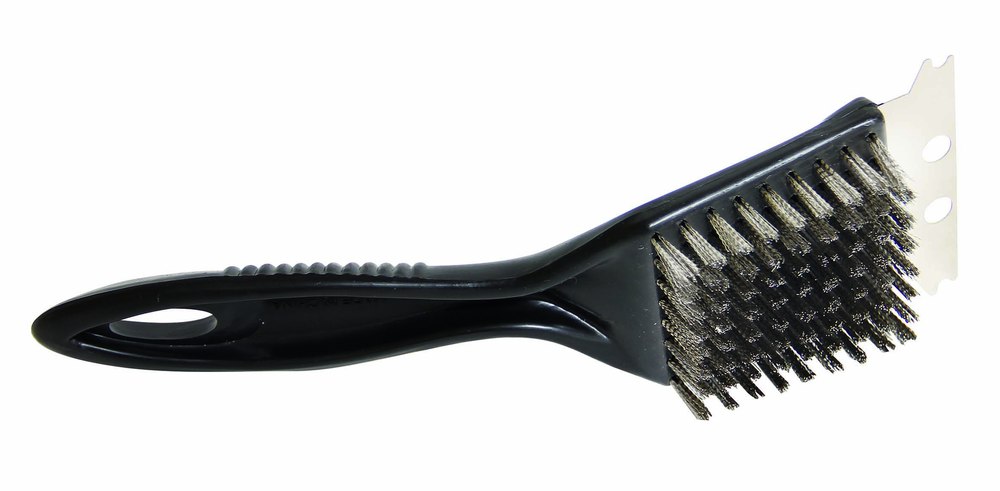 Brosse métallique de nettoyage pour plancha, avec poils résistants et manche confortable.