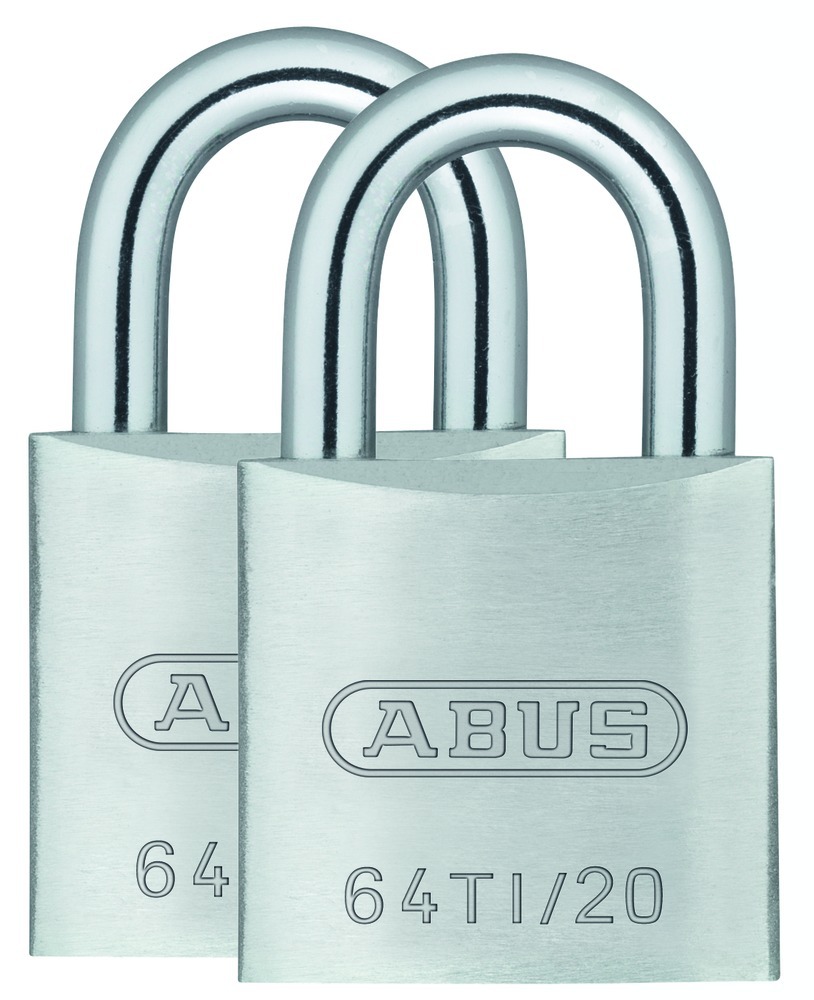 Lot de 2 cadenas à clé Titalium 20 mm pour sécuriser valises et casiers, présentés sous blister.