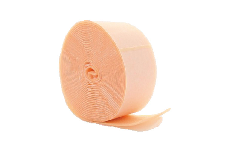 Pansement auto-adhésif couleur chair 4.5 m x 6 cm, idéal pour la protection cutanée et les premiers secours.