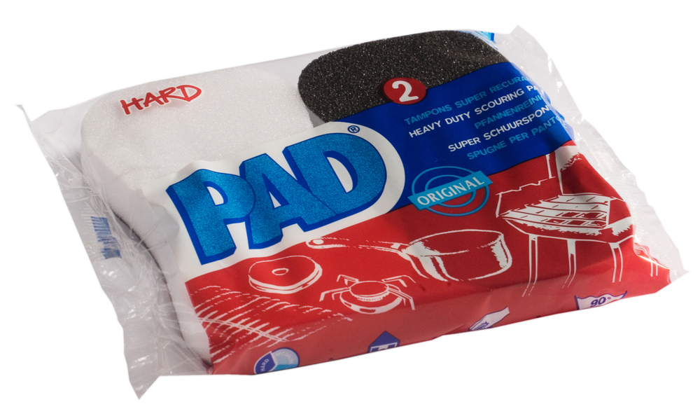 Lot de 2 tampons super récurants ErgoPlus sur éponge synthétique, vert et jaune, pour un nettoyage efficace des surfaces.