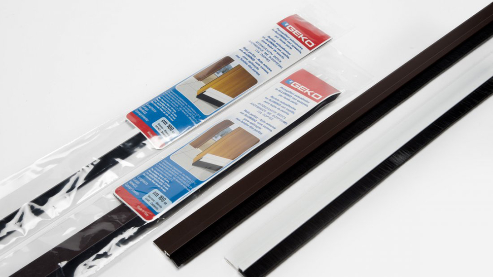 Bas de porte adhésif alu brossé flexible 100 cm pour isolation thermique des portes.