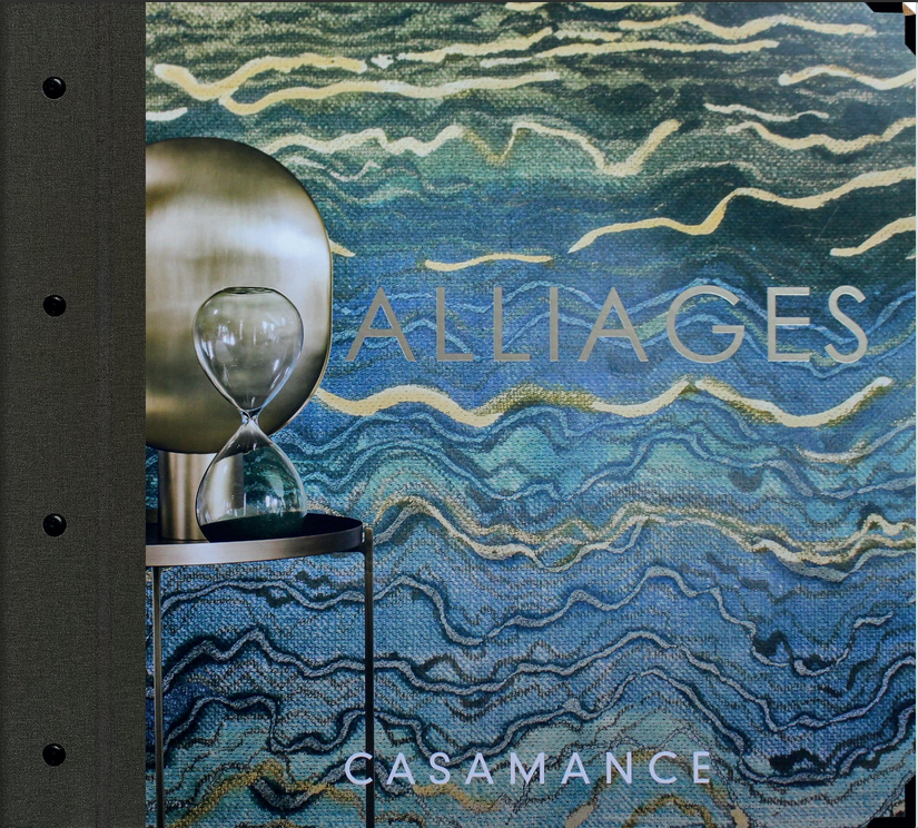 Alliages Album, collection de revêtements muraux aux aspects d'alliages métalliques, présentée dans un coffret professionnel.