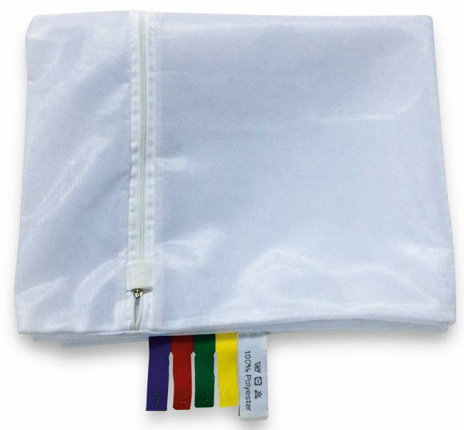 Filet à linge blanc rectangulaire de 50 x 60 cm en maille fine avec fermeture éclair pour la protection des articles délicats.