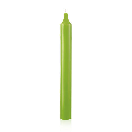 Bougie teintée masse vert pré, 21mm de diamètre et 200mm de hauteur, idéale pour la décoration intérieure.