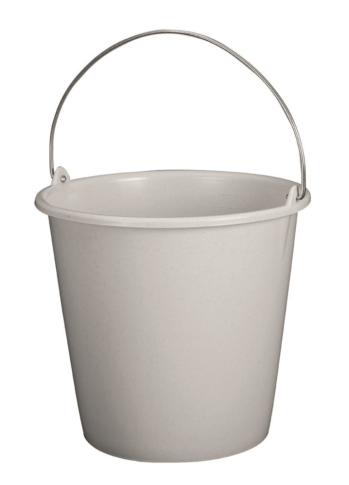 Seau ménager gradué gris moucheté de 10 litres en plastique robuste, idéal pour le nettoyage.