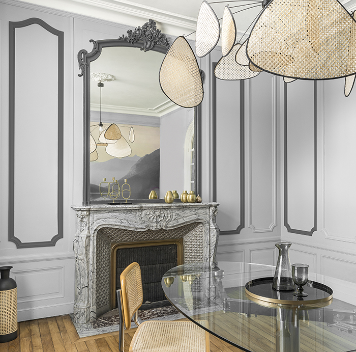 Salon avec cheminée peint avec la peinture Odyssée 2 Velours en gris et blanc