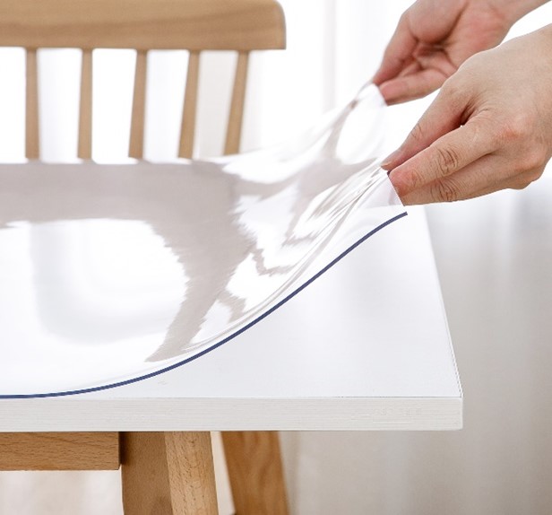 Nappe feuille cristal Clear Uni transparente 120 cm x 10 m, épaisseur 200/100ème, présentée en rouleau