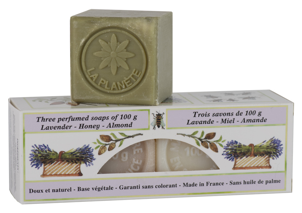 Coffret de 3 savons cubes de 100g aux parfums lavande, miel et amande, idéal pour une peau douce et parfumée.