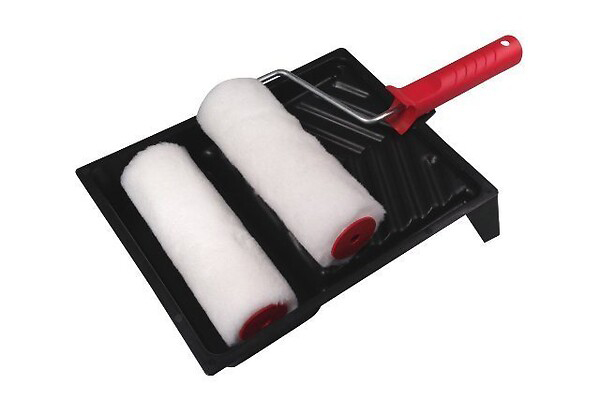 Lot d'outillage de peintre 4 pièces pour peinture mate et satinée, incluant rouleau et pinceau.
