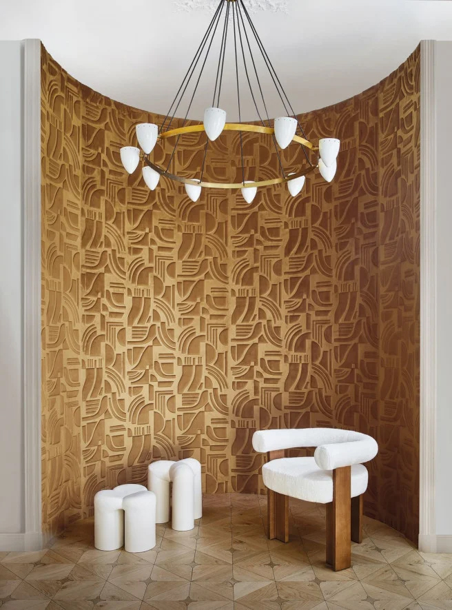 Album de la collection Arcane Casamance pour revêtements muraux, avec ses échantillons de motifs et textures.