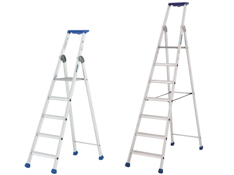 Lot de 2 marchepieds professionnels Maxibat, un de 5 marches et un de 7 marches, robustes et stables pour les travaux de bâtiment.