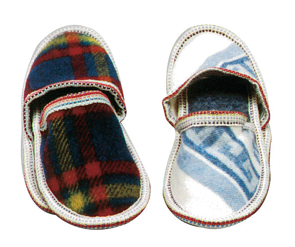 Paire de chaussons patin de ménage coloris assortis, tailles 36-40, en microfibre pour dépoussiérer les sols.