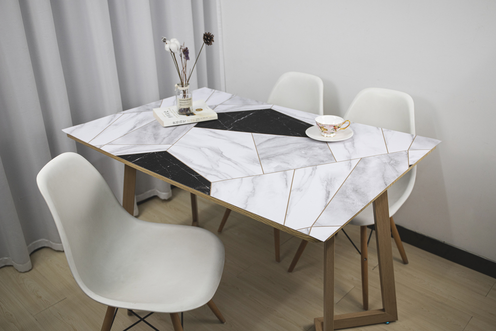 Protège table imprimé Jaspe en rouleau 140 cm x 20 m, imperméable et découpable sur mesure.