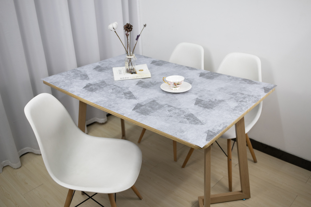 Protège table imprimé Pretty 140 cm x 20 m, en rouleau pour découpe sur mesure.