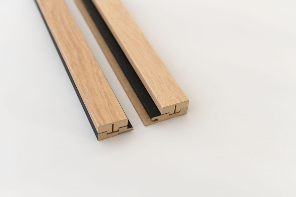 Kit de Profilés de Finition Maestro Latt pour parement mural aspect bois, idéal pour une finition propre des angles et bords.