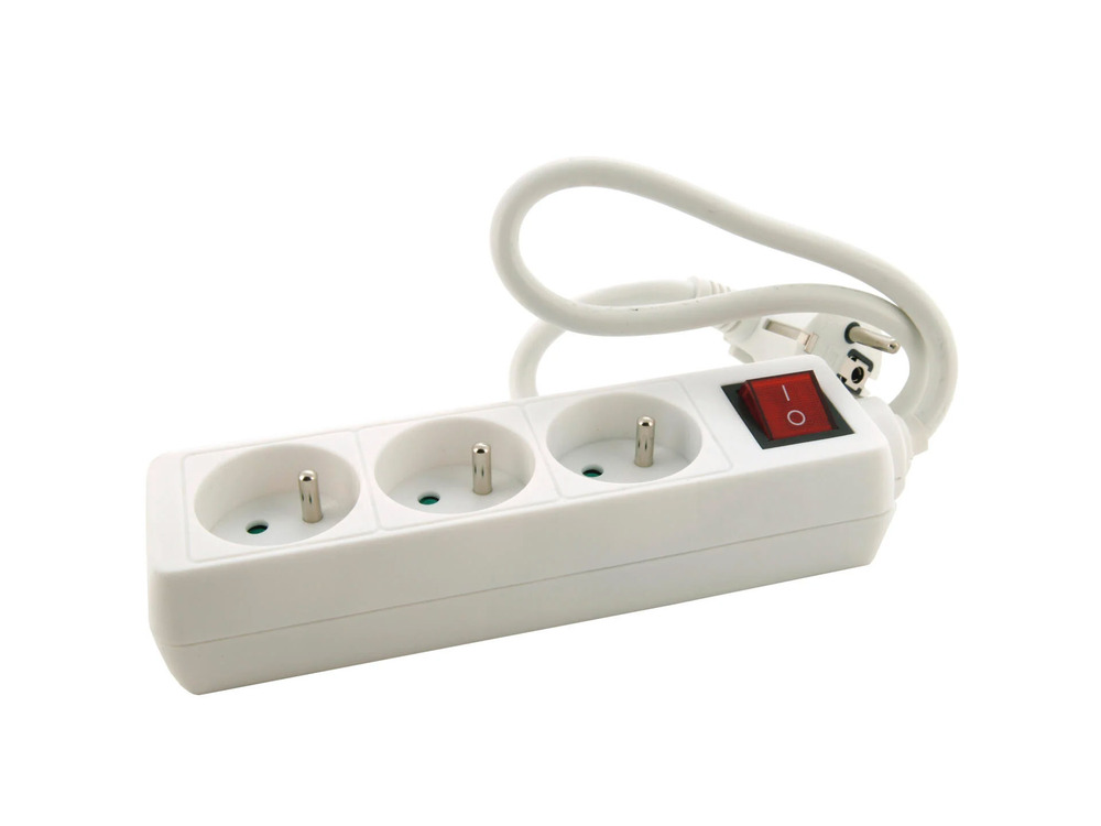 Multiprise filaire blanche avec interrupteur, 3 prises et câble de 0.50 m pour connecter plusieurs appareils électriques.