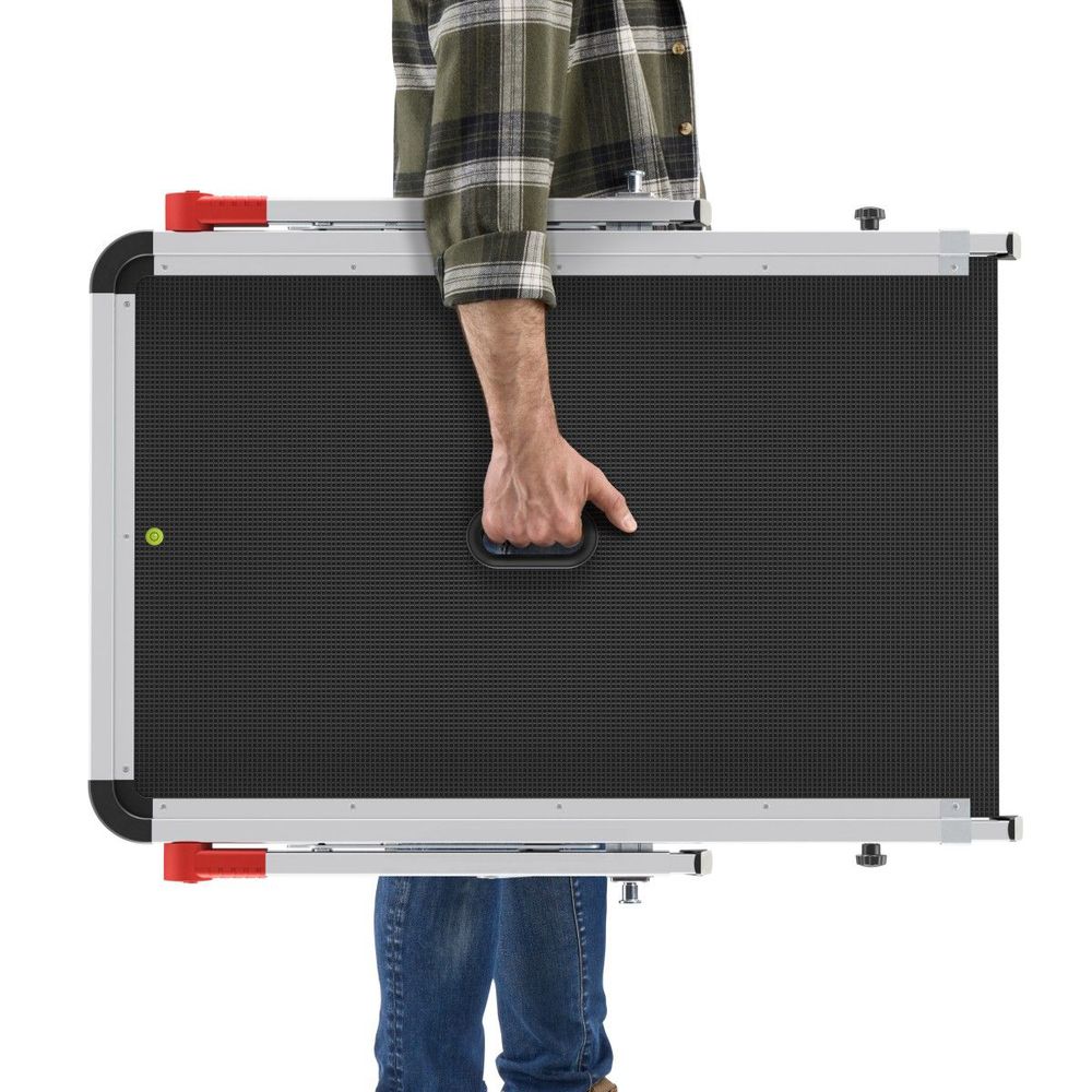 Personne qui porte la plateforme Hailo TP2 pro d'un seul bras.