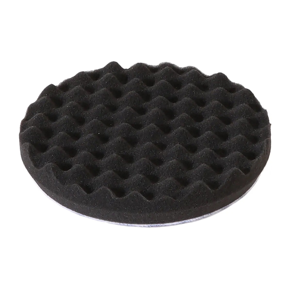 Disque de polissage en mousse alvéolée noire pour lustrage et finition de surfaces.