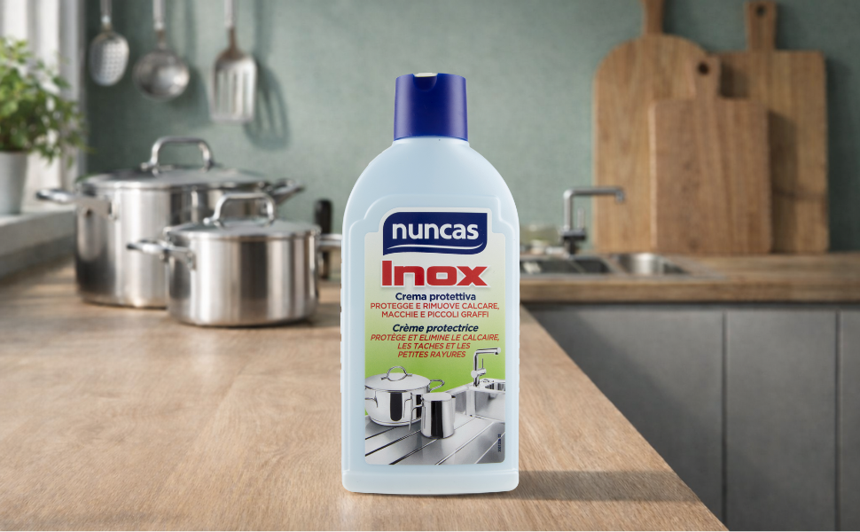 Crème protectrice Inox Nuncas anti-calcaire sur plan de travail devant casseroles