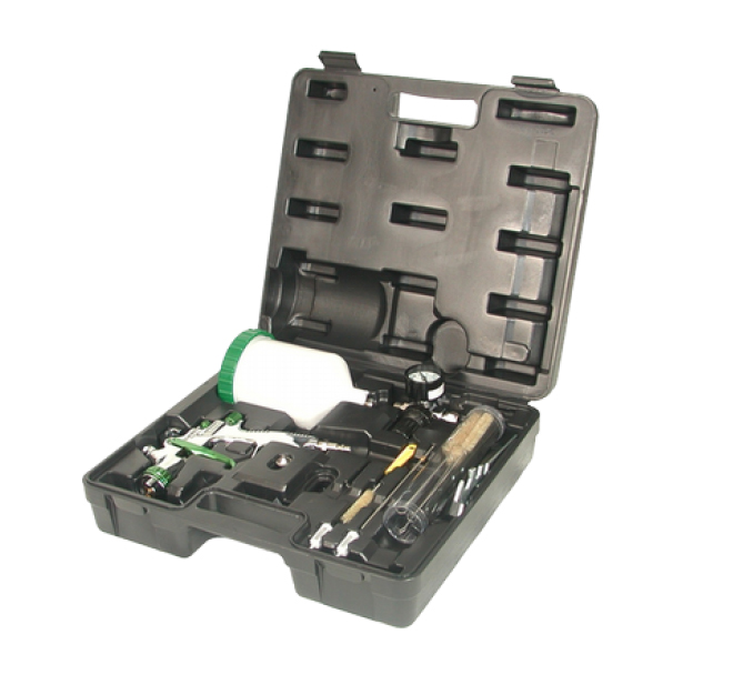 Mallette de transport contenant un pistolet à peinture pneumatique, son réservoir blanc, un manomètre et des accessoires de nettoyage.