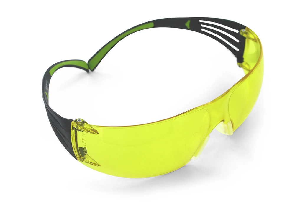 Lunettes de protection 3M à oculaires jaunes.