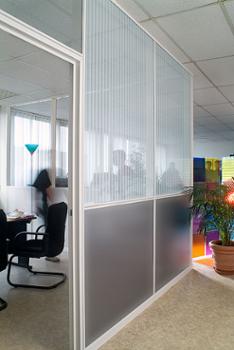 Film de couleur opaque gris rouleau de 1.52 m x 10 m pour vitrage, offrant intimité et réduction de l'éblouissement.