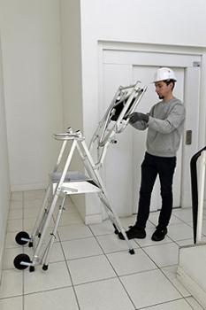 Plateforme roulante Dahu 4/5 marches individuelle pour travaux de bâtiment, avec garde-corps et roulettes pivotantes.