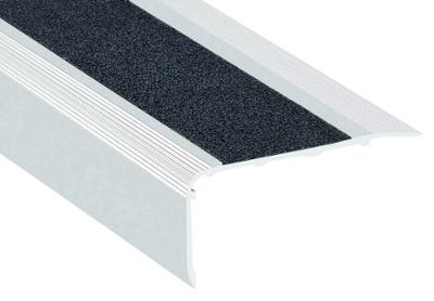 Nez de marche en aluminium incolore, profil bord sifflet, avec bande Carborundum antidérapante de 36 mm et trous de fixation percé-fraisé. Dimensions 67x32 mm, longueur 3 mètres pour une sécurité renforcée des escaliers.