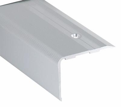 Nez de marche en aluminium incolore avec dessus strié et jupe large, profil 48x34 mm, pour sécuriser les escaliers.
