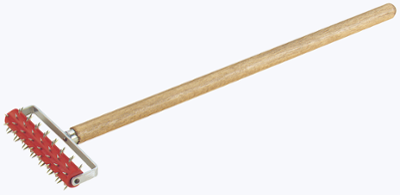 Rouleau hérisson à long manche avec picots robustes pour la préparation et la dépose de revêtements muraux