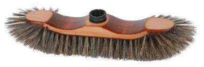 Balai en bois KAROPS à demi-tête avec soies grises, idéal pour un nettoyage précis et délicat.