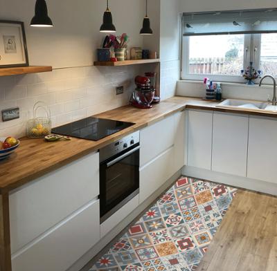 Tapis décoratif sur mesure Digital Hydra de 52 cm x 25 m, à motif numérique et fluide.