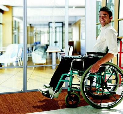 Tapis brosse coco écru spécial PMR de 23 mm d'épaisseur, en rouleau de 1 m x 10 m, pour un nettoyage des chaussures et une accessibilité optimale.