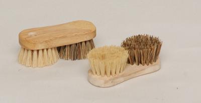 Brosse à légumes naturelle de 13 cm en bois et fibres végétales