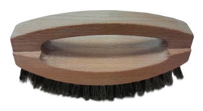 Brosse à meubles cintrée avec poignée ergonomique et soies noires douces pour un nettoyage efficace.
